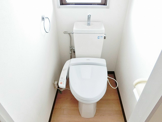 トイレ　窓からの採光が明るいトイレ。