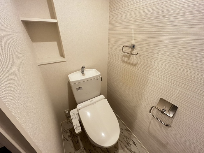 トイレ　別号室のお部屋になります。
