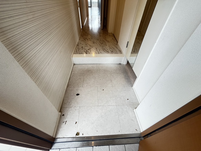 玄関　別号室のお部屋になります。