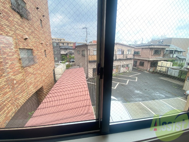 バルコニー　バルコニーは無いのですが、室内で洗濯物が干せます。