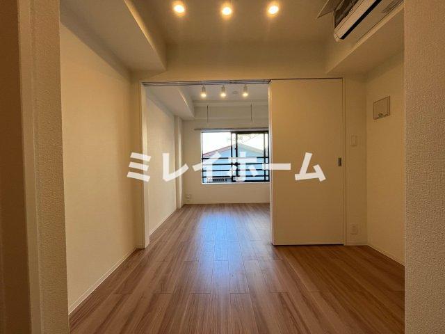居室・リビング　同建物内、別のお部屋の参考写真になります。