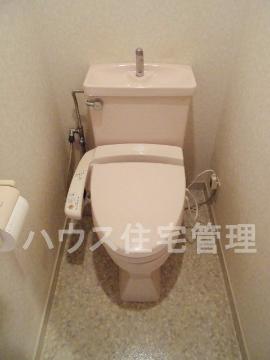 ＪＲ東海道本線 高槻駅 バス乗車時間：10分 最寄りバス停で下車 徒歩3分 3階建 築34年のトイレ写真