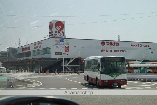 スーパー　マルナカインター店（スーパー）まで738m