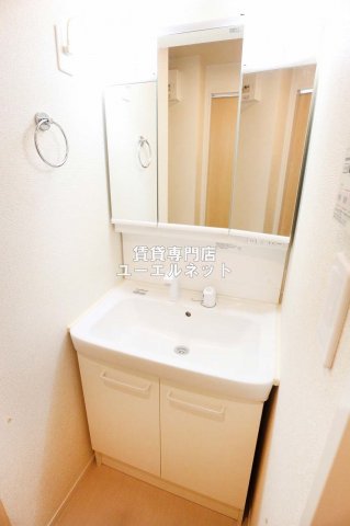 洗面設備　清潔感ある独立洗面台で毎日気持ちよく♪
