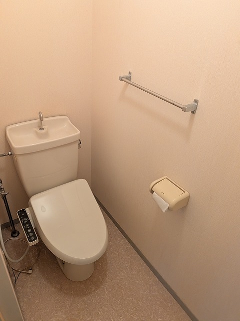 新潟市中央区 2階建 築34年のトイレ写真