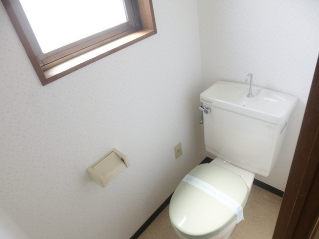 トイレ　窓のあるトイレは明るいですね！