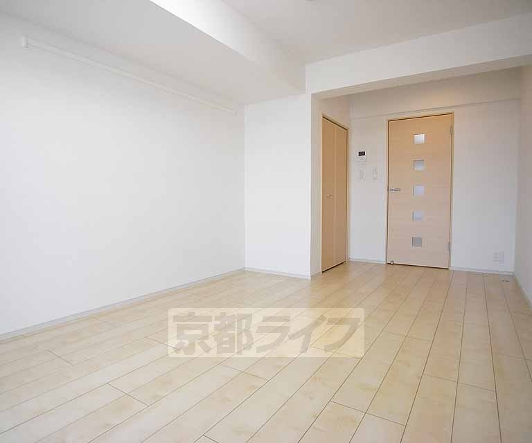 居室・リビング　日が入るお部屋です。