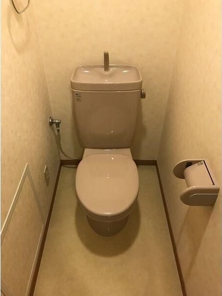 トイレ　※写真は同じマンションの違う部屋のものになります。