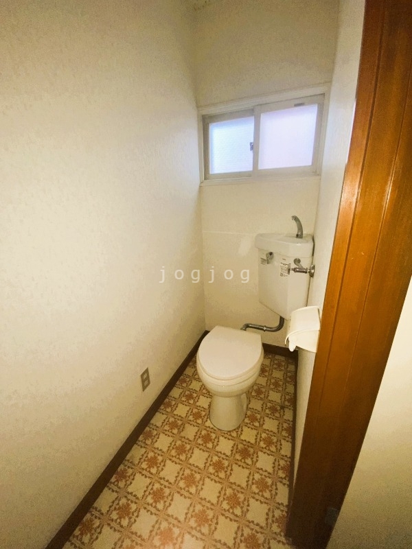 トイレ　嬉しい温水洗浄便座付きのトイレです。