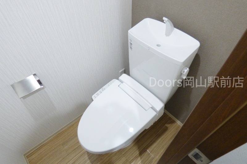 岡山電軌清輝橋線 清輝橋駅 徒歩4分 7階建 築11年のトイレ写真