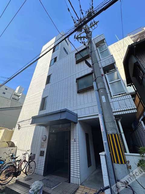 建物外観　落ち着いたエントランス。マンションを演出します。
