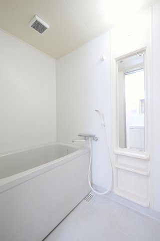 バス・シャワールーム　コンパクトで使いやすいお風呂です