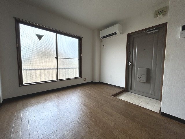 居室・リビング　6帖のコンパクトなお部屋で荷物も増えにくいですね。