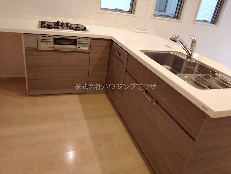 キッチン　【2F】広々としたキッチン、3口コンロ