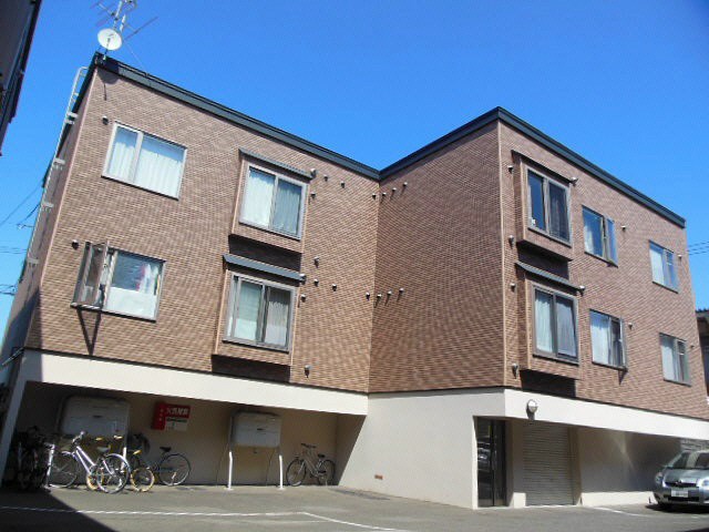 札幌市清田区里塚一条のアパートの建物外観