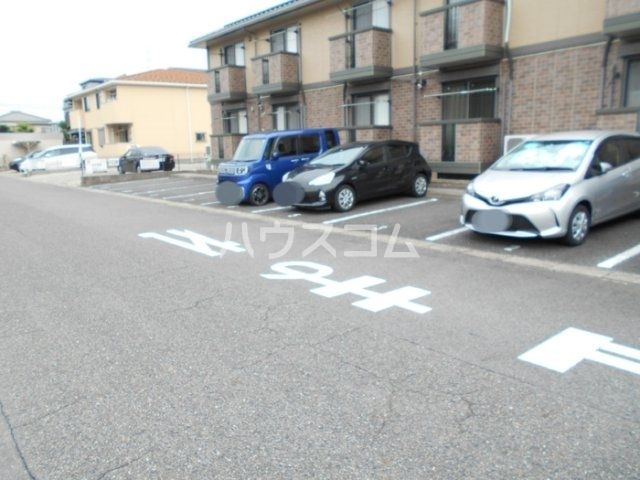 【春日井市小野町のアパートの駐車場】