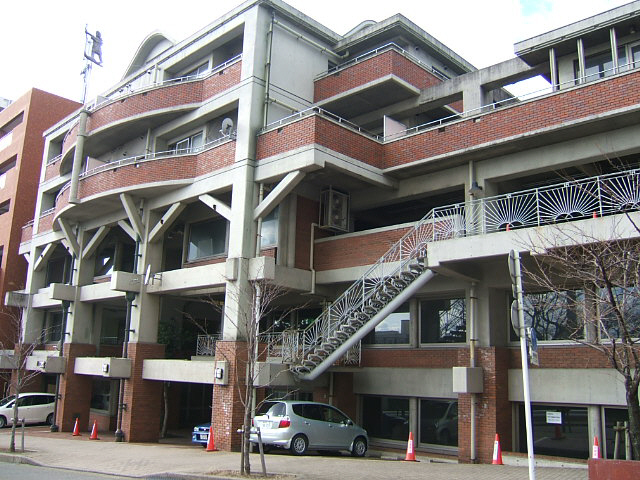 新潟市中央区西大畑町のマンションの建物外観