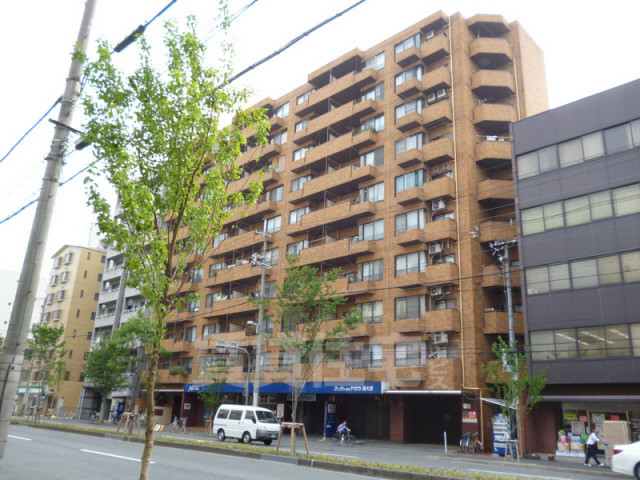 【京都市下京区七条御所ノ内北町のマンションの建物外観】