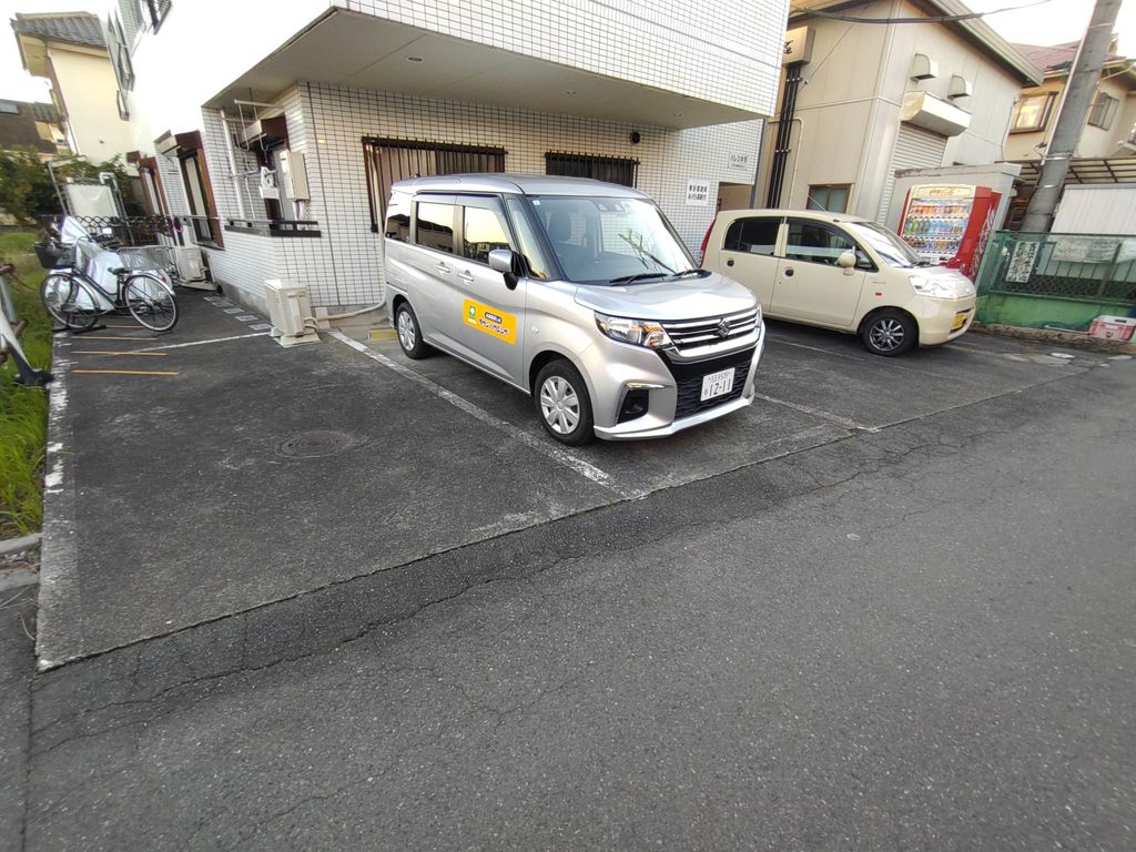 【パレス中芳の駐車場】