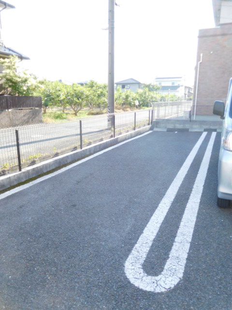 【瑞穂市古橋のアパートの駐車場】