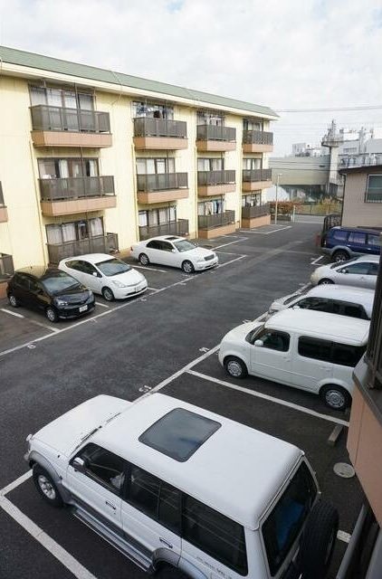 【草加市神明のマンションの駐車場】