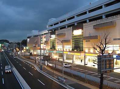 【横浜市港北区新横浜のマンションのショッピングセンター】