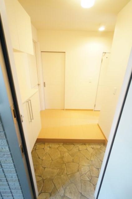 玄関　※同物件・反転タイプの写真です。