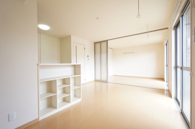 居室・リビング　※同物件・反転タイプの写真です。