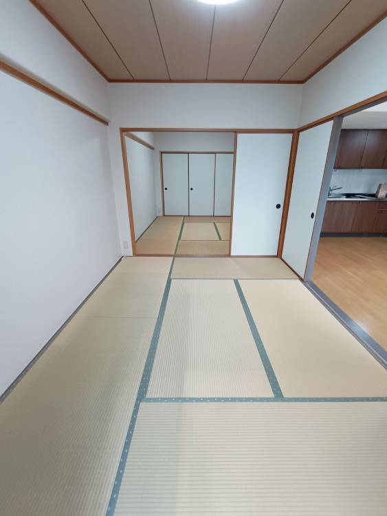 その他部屋・スペース　6畳和室～奥にも6畳あり！奥には押入れもあります！