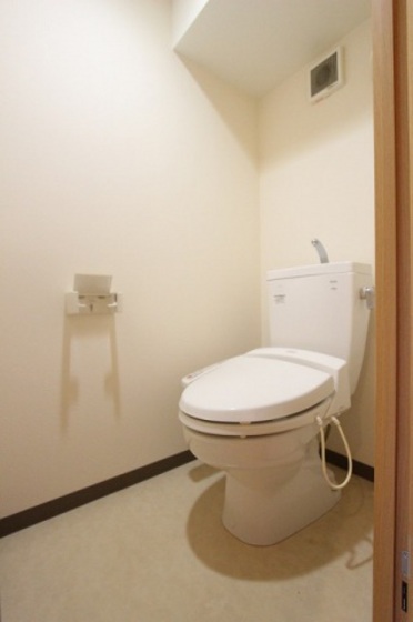 トイレ　※掲載写真は同マンション別部屋参考写真となります。