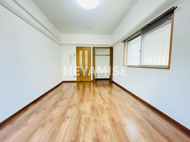 居室・リビング　※類似間取りの別のお部屋の写真です※側面の窓はありません