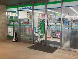 コンビニ　ファミリーマート目黒青葉台四丁目店（コンビニ）まで45m