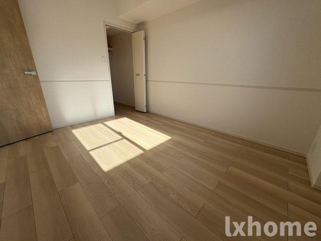 その他部屋・スペース　落ち着いた色調の寝室です