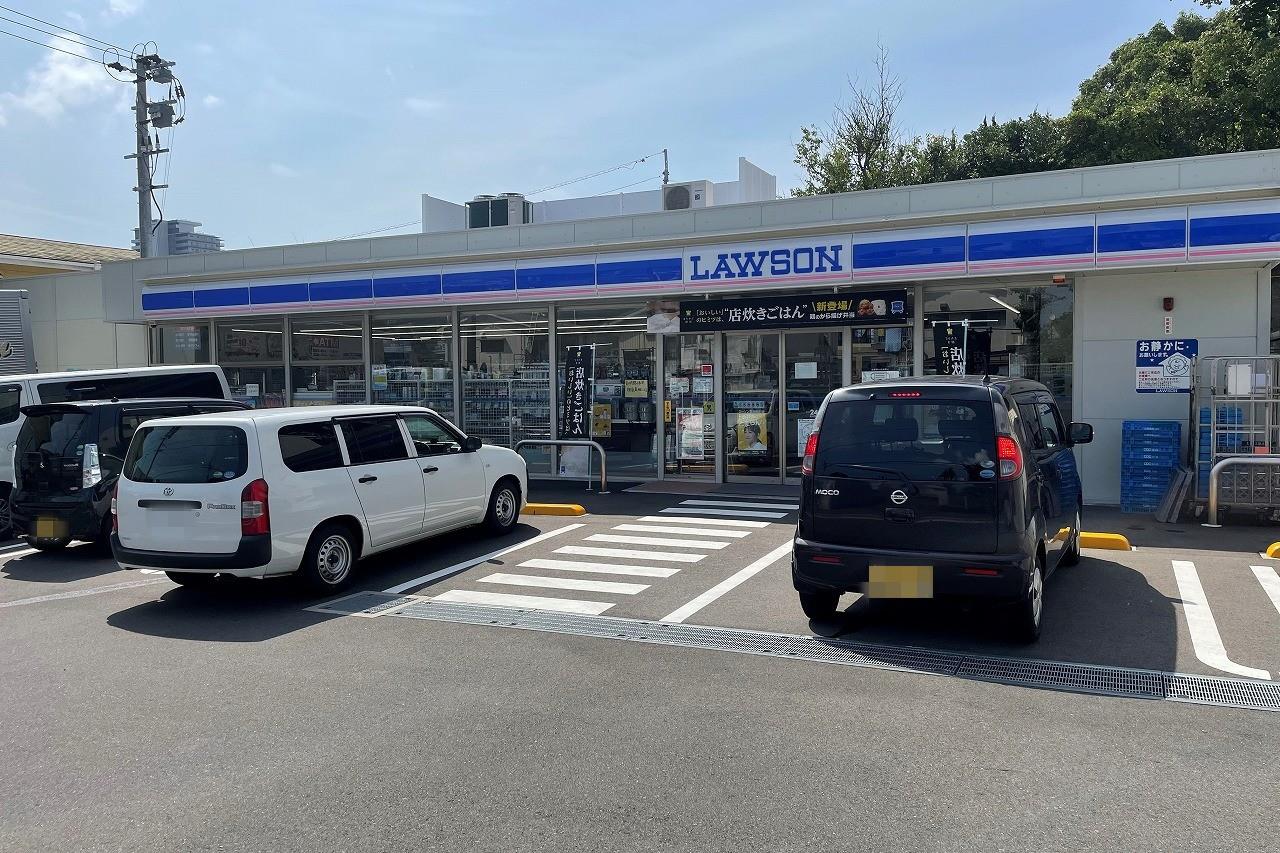 コンビニ　ローソン長崎曙町店（コンビニ）まで685m