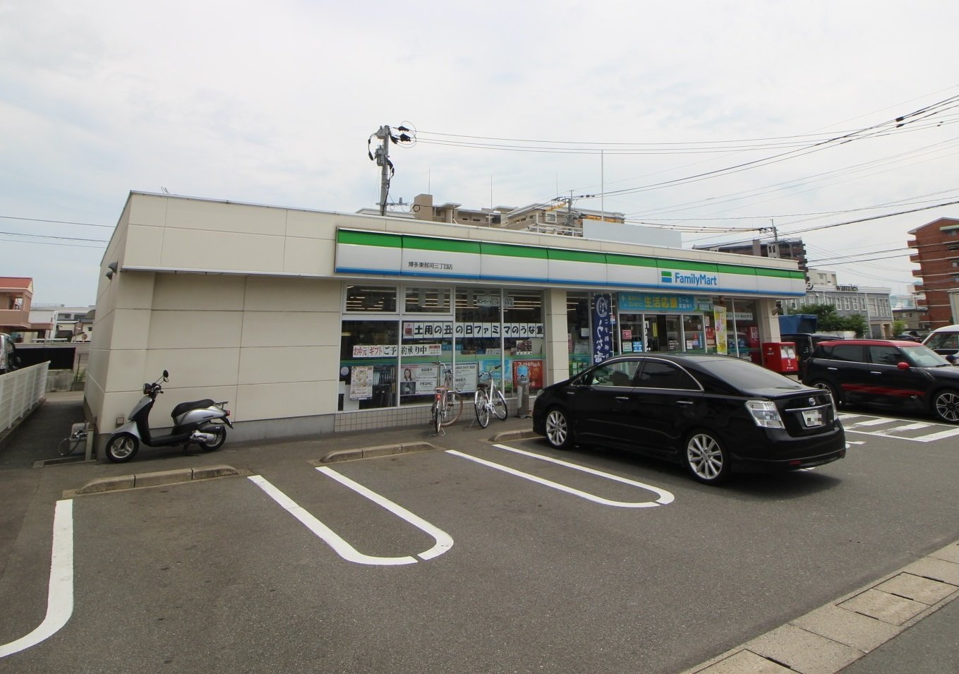 コンビニ　ファミリーマート博多東那珂三丁目店（コンビニ）まで399m