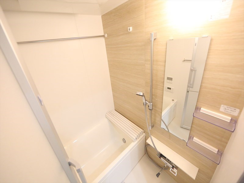 バス・シャワールーム　浴室暖房乾燥機付　追い焚き・オートバス機能付お風呂