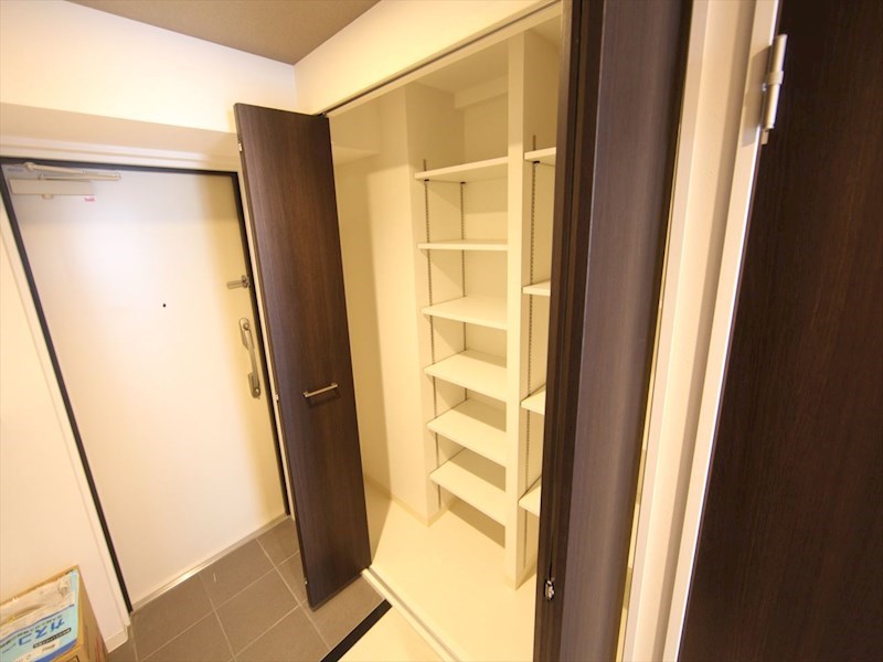 玄関　玄関　シューズクローク付（収納充実してます）