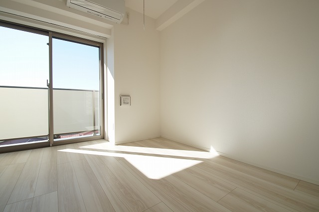 居室・リビング　明るい色の床材を使用したお部屋です