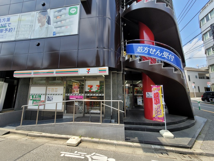 コンビニ　セブンイレブン　北区駒込駅東口（コンビニ）まで131m