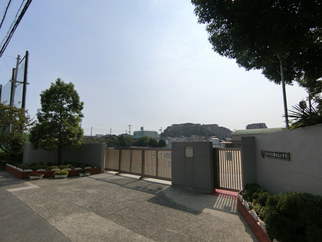 小学校　茨木市立春日丘小学校（小学校）まで787m