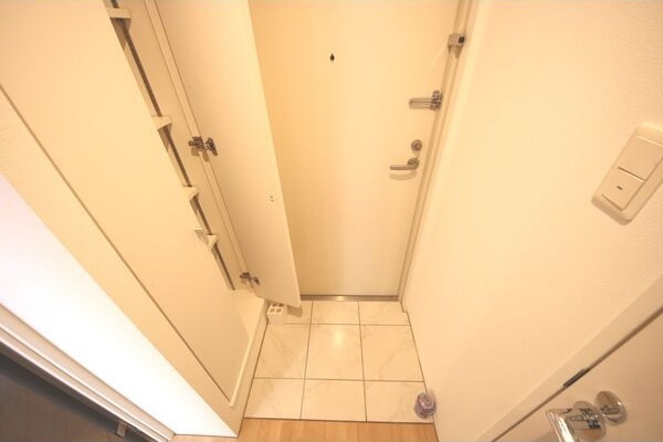玄関　※写真は同じマンションの違う部屋のものになります。