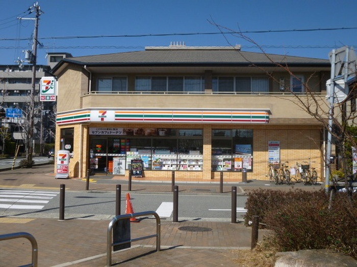 コンビニ　セブンイレブン（コンビニ）まで520m