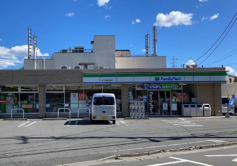 コンビニ　ファミリーマート 足立東綾瀬公園店（コンビニ）まで400m