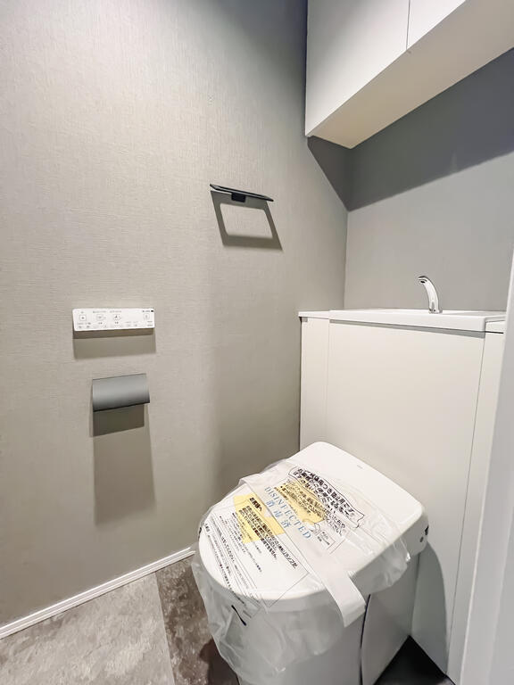 トイレ　※写真は類似間取り別部屋。色味等異なる場合があります。