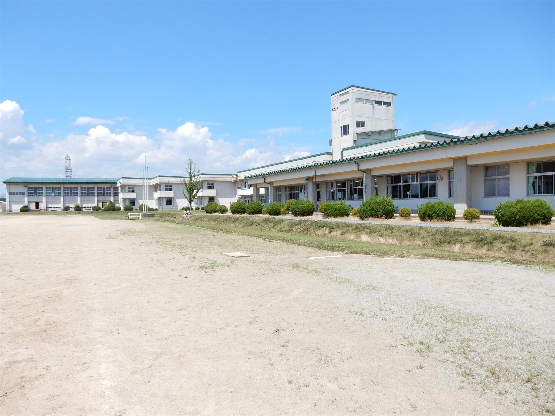 中学校　北上市立飯豊中学校（中学校）まで2131m
