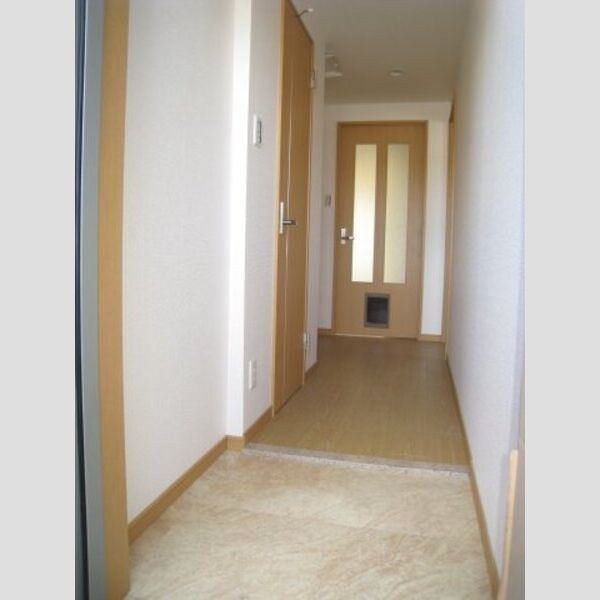 玄関　室内写真は別部屋の写真です。