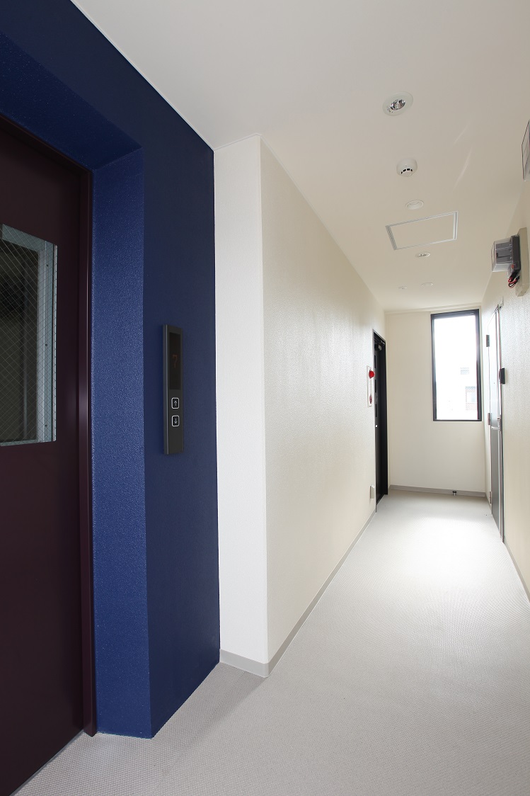 その他共有部分　ＦＩＸ窓で明るいエレベータ―ホール