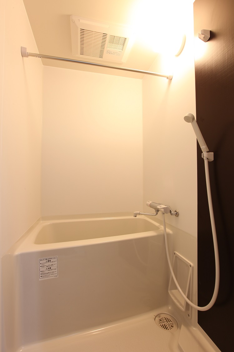 バス・シャワールーム　温度調整付きシングルレバー水栓。浴室乾燥付き。