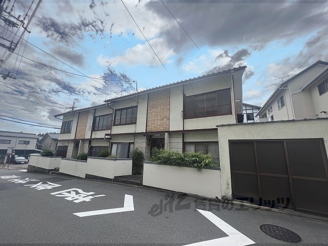 京都市右京区御室小松野町のアパートの建物外観