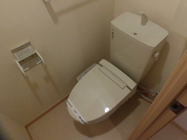 トイレ　温水洗浄便座機能付き